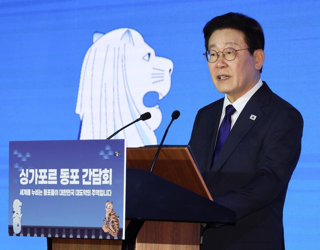 이재명 대통령이 1일 싱가포르 한 호텔에서 열린 동포 만찬간담회에서 인사말을 하고 있다. [사진=연합뉴스]