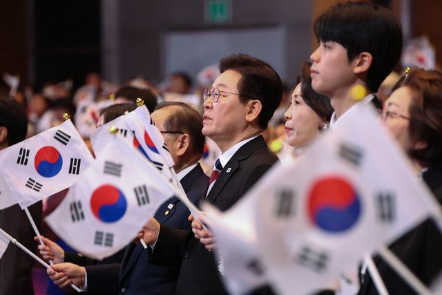 이재명 대통령과 김혜경 여사가 1일 서울 강남구 코엑스에서 열린 제107주년 3·1절 기념식에서 3·1절 노래를 제창하고 있다. [사진=연합뉴스]