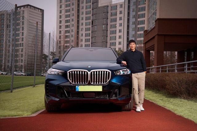 도이치모터스. 수원삼성 이정효 감독에 BMW X5 전달. [사진=도이치모터스]