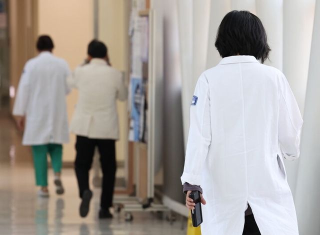 정부가 서울을 제외한 의과대학에서 정원의 10% 이상을 ‘지역의사선발전형’으로 선발하도록 하는 지역의사제 시행령을 마련했다. [사진=연합뉴스]