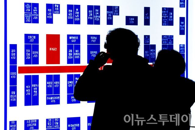 지난 1월 서울 강남구 코엑스에 열린 ‘제82회 프랜차이즈창업박람회 2026’에서 방문객들이 입구에 설치된 부스 배치도를 살펴보고 있다. [사진=이뉴스투데이DB]