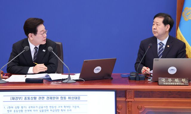 이재명 대통령이 10일 청와대에서 열린 국무회의에서 구윤철 부총리 겸 재정경제부 장관에게 질문하고 있다. [사진=연합뉴스]