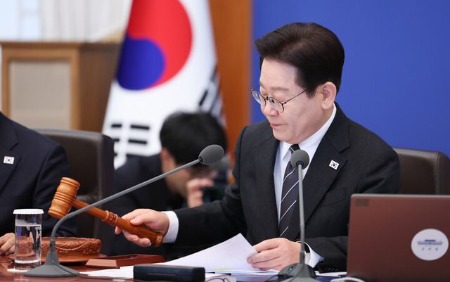이재명 대통령이 10일 청와대에서 의사봉을 두드리며 국무회의 개회를 선언하고 있다. [사진=연합뉴스]