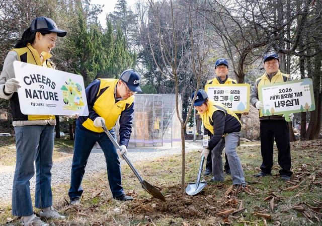 9일 오비맥주 임직원들이 ‘세계 물의 날’을 맞아 광주공장 연못 인근에서 매화 나무를 심고 있다. [사진=오비맥주]