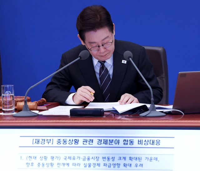 이재명 대통령이 10일 청와대에서 열린 국무회의에서 구윤철 부총리 겸 재정경제부 장관의 중동 상황 관련 대응 현황 보고를 듣고 있다. [사진=연합뉴스]