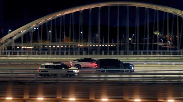 '심포니 오브 EV 테크놀로지'에서 (좌측부터) EV3, EV4, EV5가 도심을 주행하는 장면. [사진=기아]