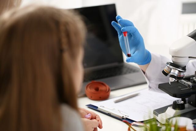 소아 환자의 혈액 채취 모습. [사진=게티이미지뱅크]