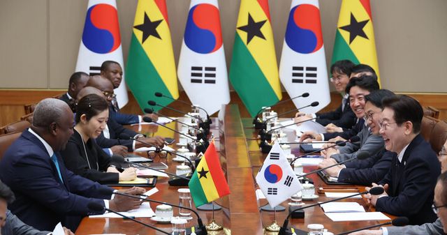 이재명 대통령과 존 드라마니 마하마 가나 대통령이 11일 청와대에서 정상회담을 하고 있다. [사진=연합뉴스]