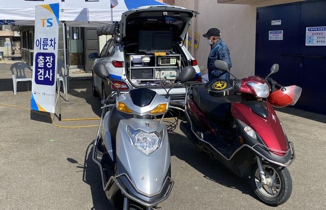 이륜자동차 이동검사소 검사 장면. [사진=한국교통안전공단]