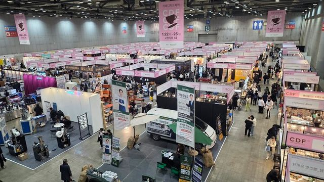 일산 킨텍스에 열린 2026 카페디저트페어에서 방문객들이 부스를 둘러보고 있다. [사진=한정용 기자]