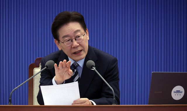 이재명 대통령이 12일 청와대에서 열린 수석보좌관회의에서 발언하고 있다. [사진=연합뉴스]