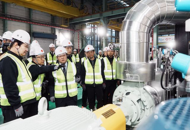 김성환 기후에너지환경부 장관(왼쪽에서 세번째)이 정용기 한국지역난방공사 사장(왼쪽에서 첫번째) 및 관계자로부터 전극보일러 설비에 관한 설명을 듣고 있다. [사진=한국지역난방공사]