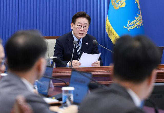 이재명 대통령이 12일 청와대에서 열린 수석보좌관회의에서 발언하고 있다. [사진=연합뉴스]