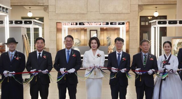 김혜경 여사가 13일 서울 중구 문화역서울284에서 열린 정부조달 문화상품 특별전 '한국본색' 개막식에서 테이프 커팅을 하고 있다. [사진=연합뉴스]