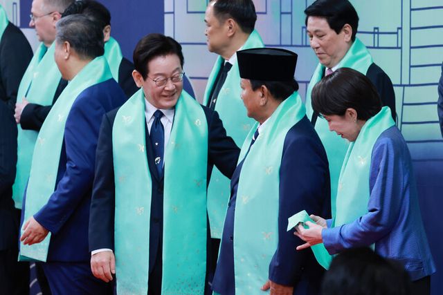 이재명 대통령이 지난해 11월 1일 경주화백컨벤션센터(HICO)에서 열린 2025 아시아태평양경제협력체(APEC) 정상회의 기념촬영에서 프라보워 수비안토 인도네시아 대통령과 인사하고 있는 모습. [사진=연합뉴스]