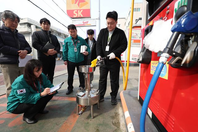 최고가격제 시행을 앞둔 12일 오후 대구 남구의 한 주유소에서 대구시청, 남구청, 한국석유관리원, 한국주유소협회 관계자들이 휘발유·경유의 정량 및 품질, 가격 등을 합동점검하고 있다. [사진=연합뉴스]