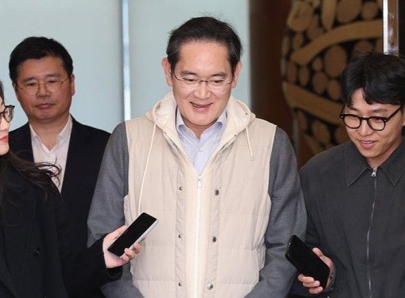 이재용 삼성전자 회장이 유럽 출장을 마치고 13일 귀국했다. [사진=연합뉴스]