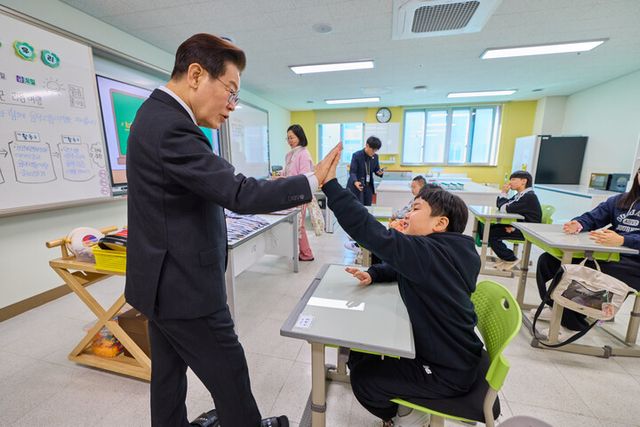 이재명 대통령이 13일 충북 청주 유·초등 지적장애 공립 특수학교인 이은학교에서 학생들과 인사를 하고 있다. [사진=연합뉴스]