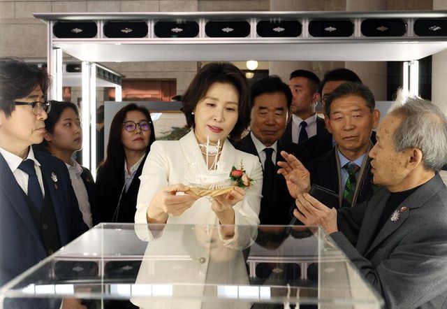 김혜경 여사가 13일 서울 중구 문화역서울284에서 개막한 정부조달 문화상품 특별전 '한국본색'을 관람하고 있다. [사진=연합뉴스]