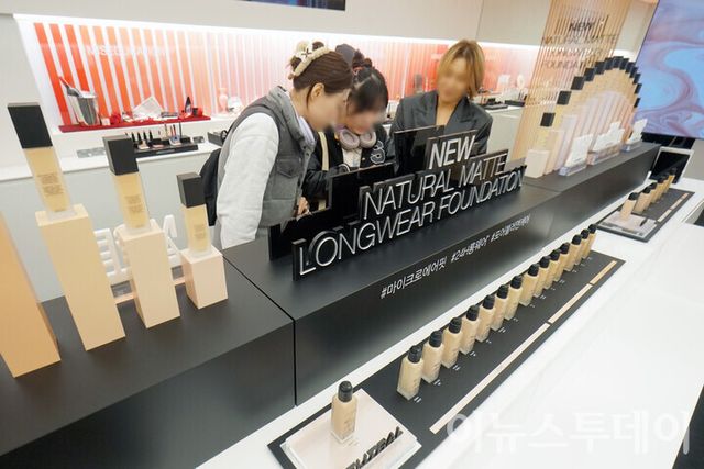 서울 성동구 ‘쿠팡 살롱 드 알럭스(Salon de R.LUX) 팝업스토어’를 찾은 방문객들이 진열된 화장품을 살펴보고 있다. [사진=이뉴스투데이DB]