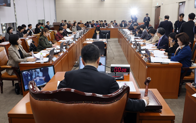 박주민 보건복지위원회 위원장이 13일 국회에서 열린 위원회 전체회의에서 안건을 상정하고 있다. [사진=연합뉴스]