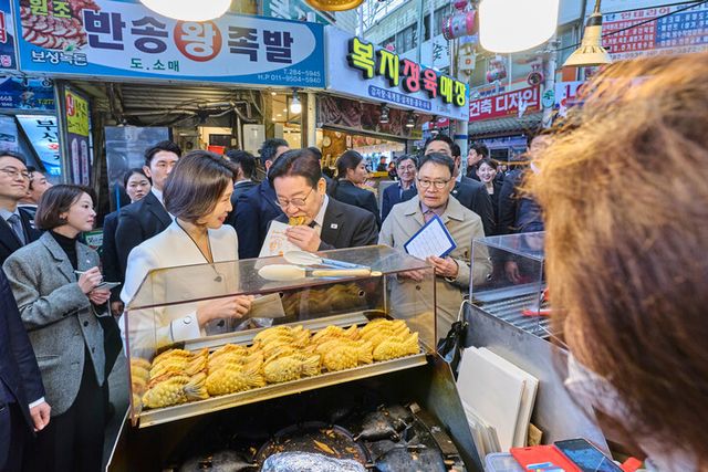 이재명 대통령과 김혜경 여사가 15일 경남 창원시 성산구 반송시장을 찾아 붕어빵을 맛보고 있다. [사진=청와대]