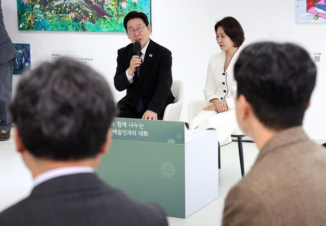 이재명 대통령이 15일 경남 창원시 마산합포구 창동예술촌 아트센터에서 열린 창원 지역예술인과의 대화에서 발언하고 있다. [사진=연합뉴스]