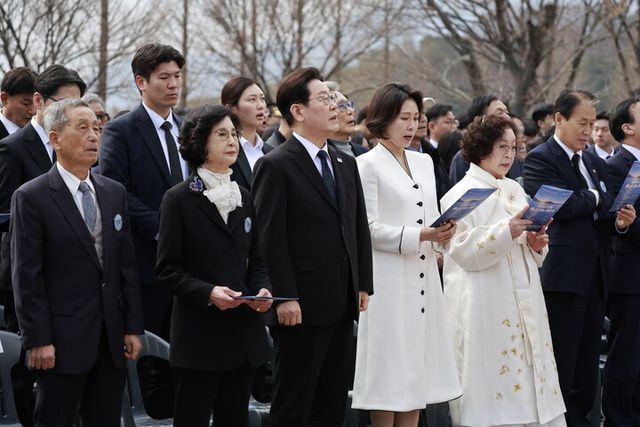 이재명 대통령과 김혜경 여사가 15일 경남 창원시 마산회원구 국립 3·15 민주 묘지에서 열린 제66주년 3·15의거 기념식에서 참석자들과 함께 3·15의거 노래를 제창하고 있다. [사진=연합뉴스]