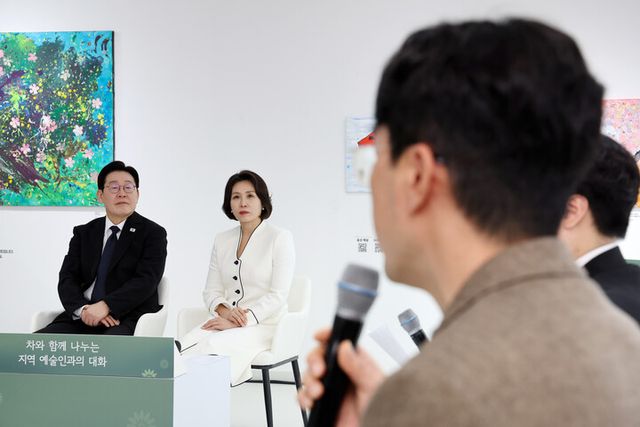 이재명 대통령이 15일 경남 창원시 마산합포구 창동예술촌 아트센터에서 열린 창원 지역예술인과의 대화에서 참석자 발언을 듣고 있다. [사진=연합뉴스]