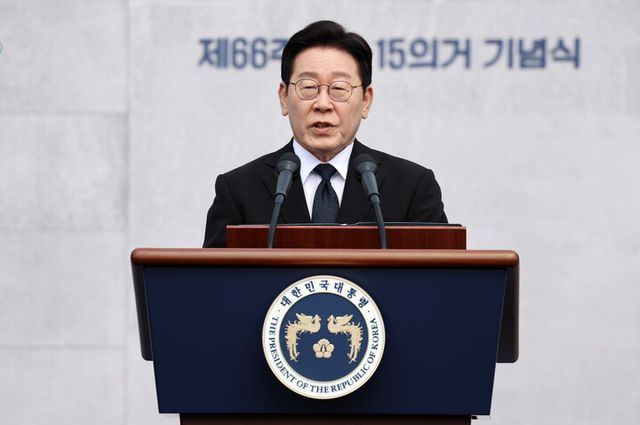 이재명 대통령이 15일 경남 창원시 마산회원구 국립 3·15 민주 묘지에서 열린 제66주년 3·15의거 기념식에서 기념사를 하고 있다. [사진=연합뉴스]