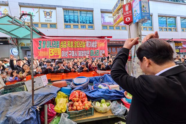 이재명 대통령이 15일 경남 창원시 성산구 반송시장에서 시민들을 향해 하트를 만들어보이고 있다. [사진=연합뉴스]