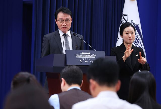 이규연 청와대 홍보소통수석이 16일 청와대 춘추관에서 스토킹 범죄 대응 관련 브리핑을 하고 있다. [사진=연합뉴스]