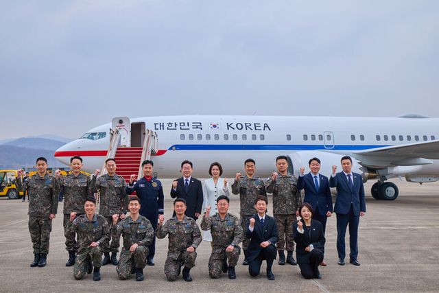 이재명&nbsp;대통령과 김혜경 여사가 15일 경기 성남 서울공항에서 진행된 신형 공군 2호기 개통 행사에서 관계자들과 기념 촬영을 하고 있다. [사진=청와대]