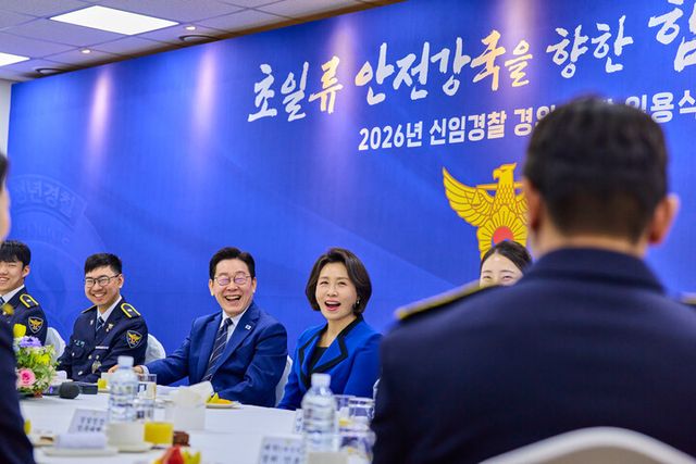 이재명 대통령과 김혜경 여사가 17일 충남 아산 경찰대학에서 열린 2026년 신임 경찰 경위·경감 임용식에 앞서 임용자들과 사전 환담하고 있다. [사진=연합뉴스]