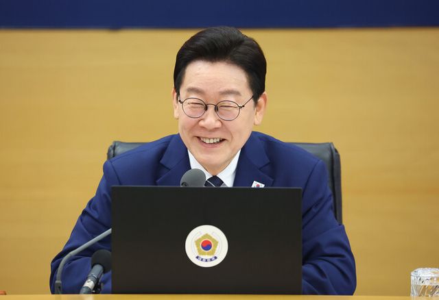 이재명 대통령이 17일 정부세종청사에서 국무회의를 주재하고 있다. [사진=연합뉴스]