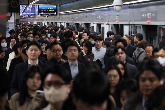 중동 전쟁으로 기름값이 급등한 가운데 17일 서울 시내의 한 지하철 역사가 이용객으로 붐비고 있다.[사진=연합뉴스]