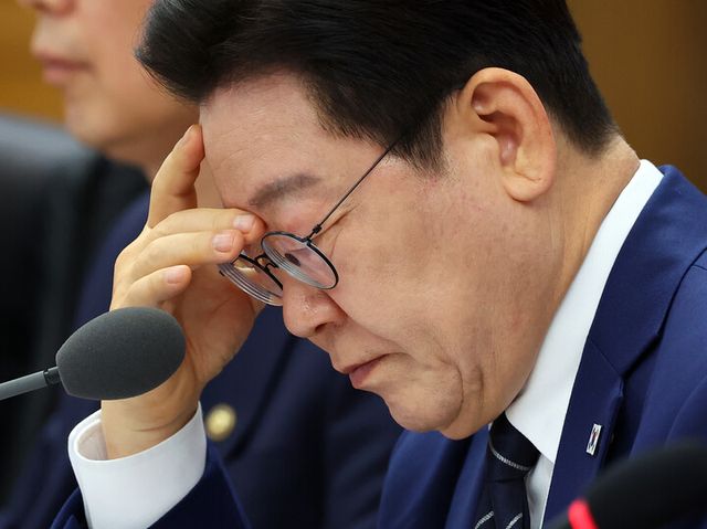 이재명 대통령이 17일 정부세종청사에서 열린 국무회의에서 자료를 보고 있다. [사진=연합뉴스]