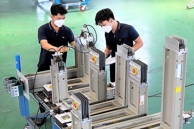 LS에코에너지 베트남 호찌민 법인 작업자가 버스덕트를 점검하고 있다. [사진=LS에코에너지]