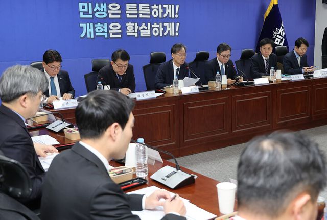 더불어민주당 유동수 중동사태 경제 대응 TF 단장이 16일 국회 의원회관에서 열린 중동사태 경제 대응 TF 2차 회의에서 인사말을 하고 있다.[사진=연합뉴스]