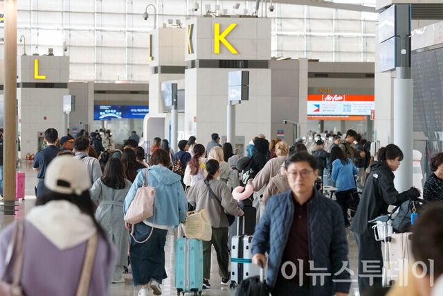17일 인천 중구 인천국제공항 제1여객터미널에서 많은 방문객들이 이동하고 있다. [사진=이뉴스투데이DB]