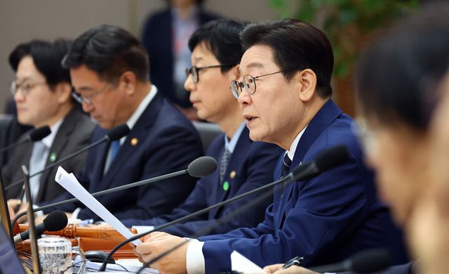 이재명 대통령이 17일 정부세종청사에서 국무회의를 주재하고 있다. [사진=연합뉴스]