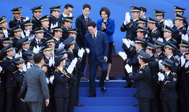 이재명 대통령과 김혜경 여사가 17일 충남 아산 경찰대학에서 열린 신임 경위·경감 임용식에서 기념촬영을 위해 이동하고 있다. [사진=연합뉴스]