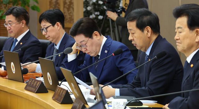 이재명 대통령이 17일 정부세종청사에서 국무회의를 주재하고 있다. [사진=연합뉴스]