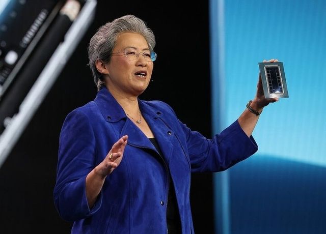 리사 수&nbsp;AMD&nbsp;CEO가&nbsp;CES&nbsp;개막을 하루 앞둔 5일(현지 시각) 미국 라스베이거스 베네시안 호텔에서 키노트 연설하며&nbsp;AI&nbsp;칩을 들고 있다. [사진=연합뉴스]