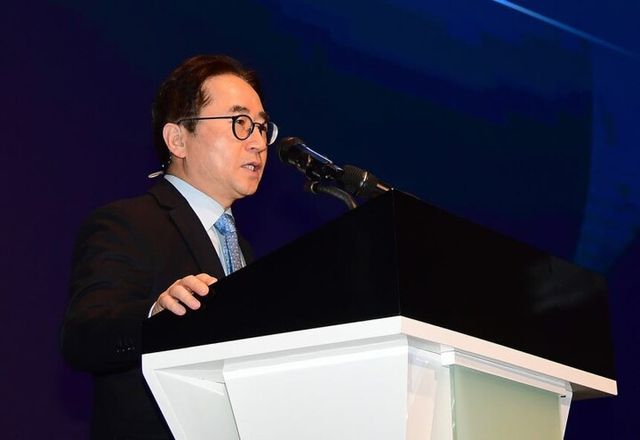 장덕현 삼성전기 사장이 18일 서울 서초구 양재동 소재 엘타워에서 열린 '제53기 정기주주총회'에서 프레젠테이션을 하고 있다.[사진=삼성전기]