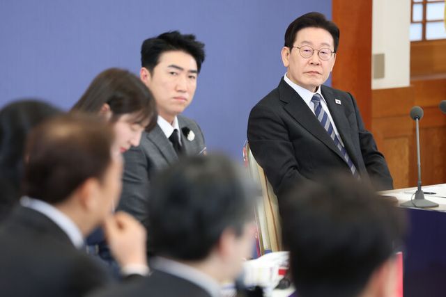 이재명 대통령이 18일 청와대에서 열린 자본시장 안정과 정상화 간담회에서 참석자 발언을 듣고 있다. [사진=연합뉴스]