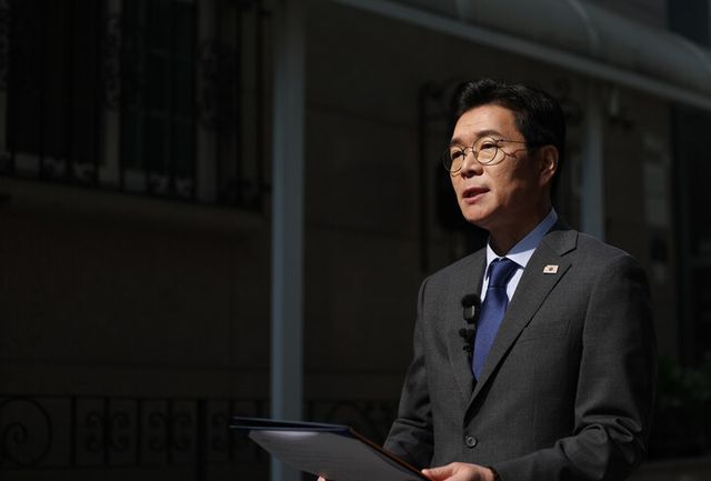 더불어민주당 서울시장 예비후보인 정원오 전 성동구청장이 17일 서울 성동구 한양대 인근 상생학사 골목에서 청년 주거 공약을 발표하고 있다.[사진=연합뉴스]