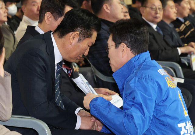 19일 서울 송파구 잠실학생체육관에서 열린 환경공무관 한마음 축제에서 더불어민주당 정청래 대표와 더불어민주당 서울시장 예비후보인 정원오 전 성동구청장이 대화하고 있다.[사진=연합뉴스]