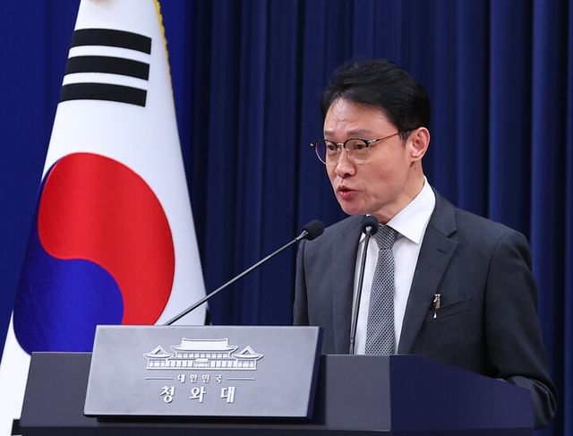 이규연 청와대 홍보소통수석이 지난 16일 청와대 춘추관에서 스토킹 범죄 대응 관련 브리핑을 하고 있다. [사진=연합뉴스]