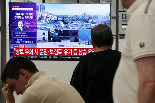 미국과 이스라엘의 공격으로 중동 지역 긴장이 급격히 고조되며 두바이행 노선 등이 결항한 가운데 1일 인천공항에서 외국인들이 관련 뉴스를 바라보고 있다. [사진=연합뉴스]